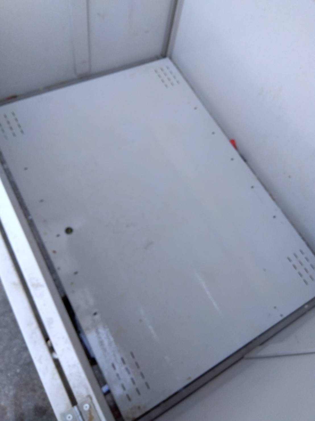 共有ゴミ箱内の清掃後、キレイになった様子