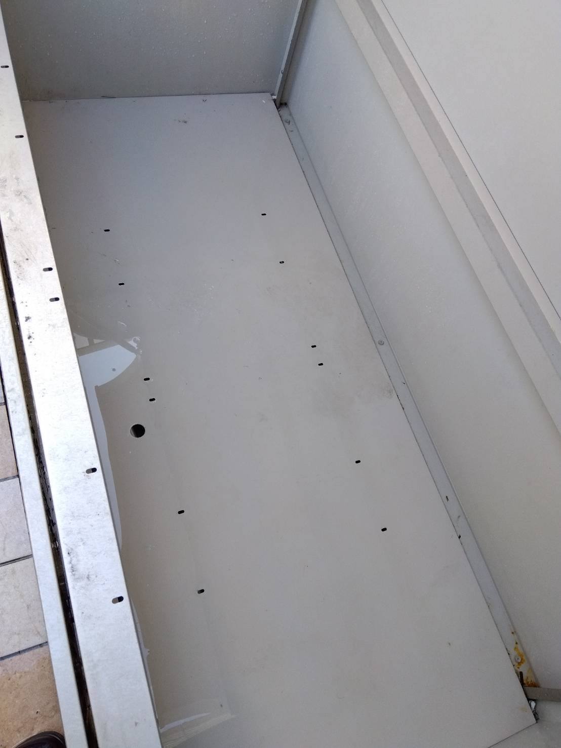 ゴミ箱内の清掃後、キレイになった様