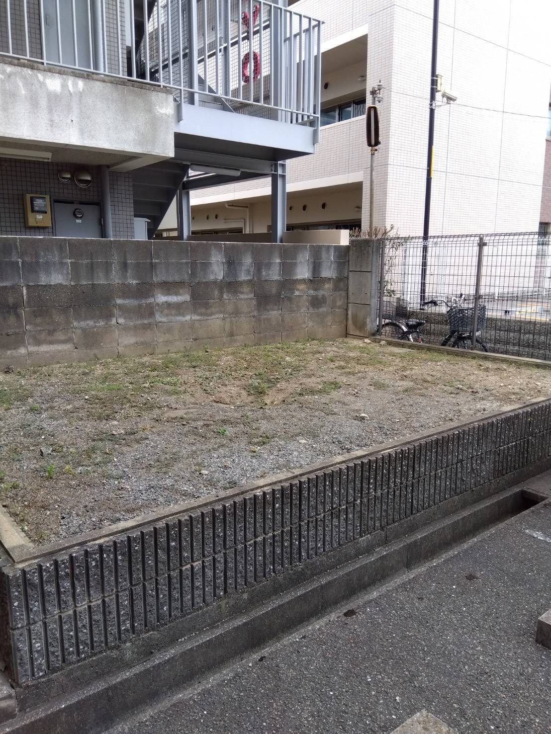 マンション共有部の草むしり後、キレイになった様子