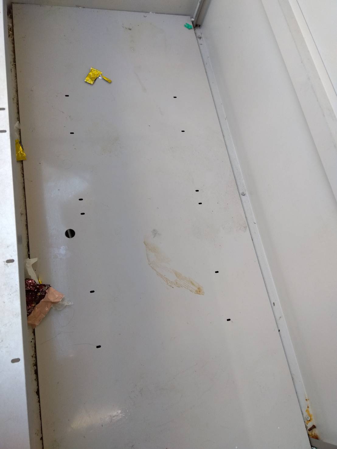 ゴミ箱内の清掃前